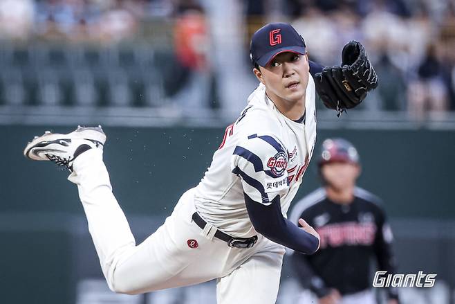 윤성빈이 20일 사직 LG전에서 투구하고 있다.