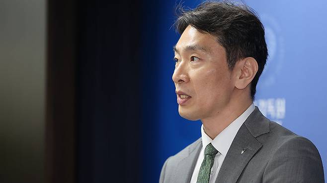 자본시장 현안 브리핑 참석한 이복현 금감원장 2025.04.24