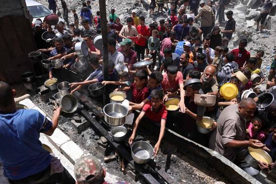 19일(현지시간) 가자지구 북부 자발리아에서 주민들이 식량 지원을 받기 위해 모여 있다. AFP=연합뉴스