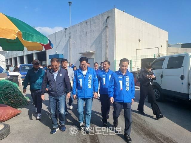 ▲ 박찬대 더불어민주당 상임총괄선거대책위원장은 20일 아침 동해시 묵호항을 방문해 어업인들의 애로사항을 청취하고 어업현장을 둘러봤다.