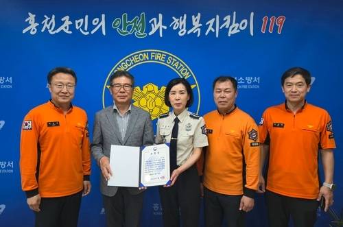 ▲ 홍천소방서(서장 김숙자)는 화재 현장에서 신속한 대처로 인명피해를 막은 주민 노재현씨에게 20일 표창장을 전달했다. 홍천소방서 제공