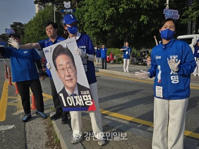 ▲ 박찬대 더불어민주당 상임총괄선거대책위원장이 20일 원주를 찾은 가운데 원주지역 선거운동원들이 이재명 후보 유세를 벌이고 있다.