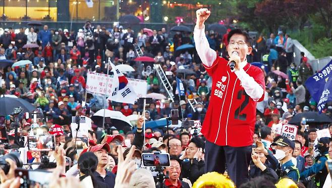 < 퇴근길 서울역서 유세하는 金 > 김문수 국민의힘 대선 후보가 19일 서울역 광장에서 펼친 ‘쏘울을 새롭게’ 유세에서 주먹을 들어 올리며 시민에게 지지를 호소하고 있다. 김범준 기자