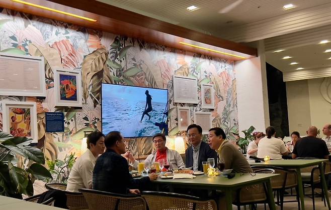 국민의힘 대선 선대위 유상범 단일화추진본부장, 김대식 대외협력본부장, 조광한 대외협력부본부장, 이성배 선대위 대변인이 19일 홍준표 전 대구시장의 선대위 합류를 설득하기 위해 미국 하와이에 도착, 홍 전 시장을 만나고 있다. /사진=이성배 대변인 제공