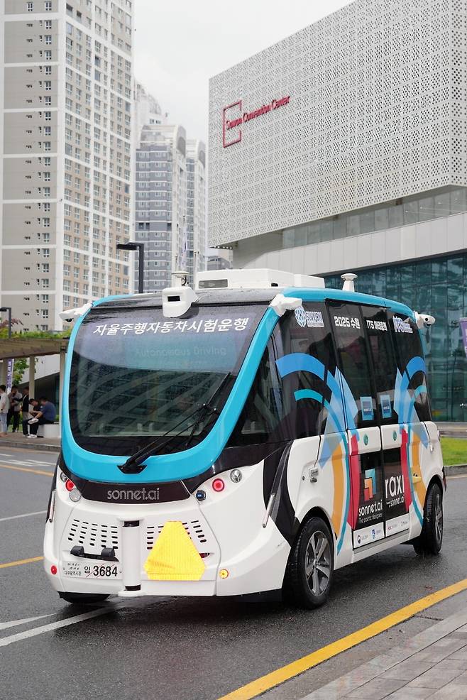 20일 수원특례시가 '2025 수원 ITS아태총회'가 열리는 수원컨벤션센터 앞에서 자율주행 차량 시험운행을 준비하고 있다.수원특례시 제공