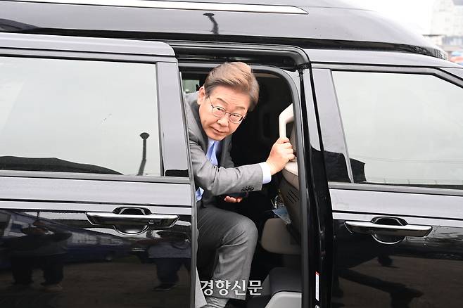 제21대 대통령선거 재외국민투표가 시작된 20일 오전 이재명더불어민주당 대선후보가 경기 의정부시 유세를 앞두고 버스에서 재외국민투표독려를 위한 ‘K-이니셔TV’로 전세계 재외동포를 연결한 줌방송을 하기위해 차에서 내려 버스 스튜디오로 이동하고 있다. 박민규 선임기자