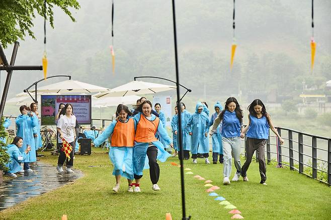 ‘2025 프랑스 치즈와 도심탈출’ 참가자들이 이인삼각 경주를 벌이고 있다. 홉스코치코리아 제공