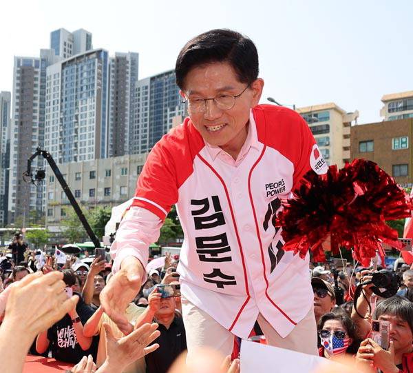 국민의힘 김문수 대선 후보가 20일 서울 서초구 고속터미널역 인근에서 집중유세를 하고 있다. 연합뉴스