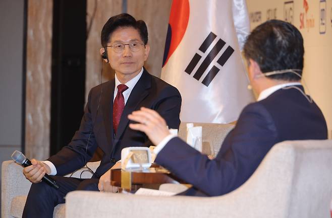 김문수 국민의힘 대선 후보가 19일 서울 종로구 포시즌스 호텔에서 열린 주한미국상공회의소(암참) 간담회에서 제임스 김 암참 회장과 대담을 하고 있다. 연합뉴스