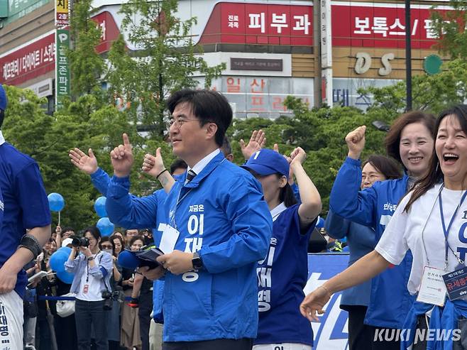 김성회 민주당 의원이 20일 경기 고양시 이재명 후보 유세현장에서 춤을 추고 있다. 송금종 기자