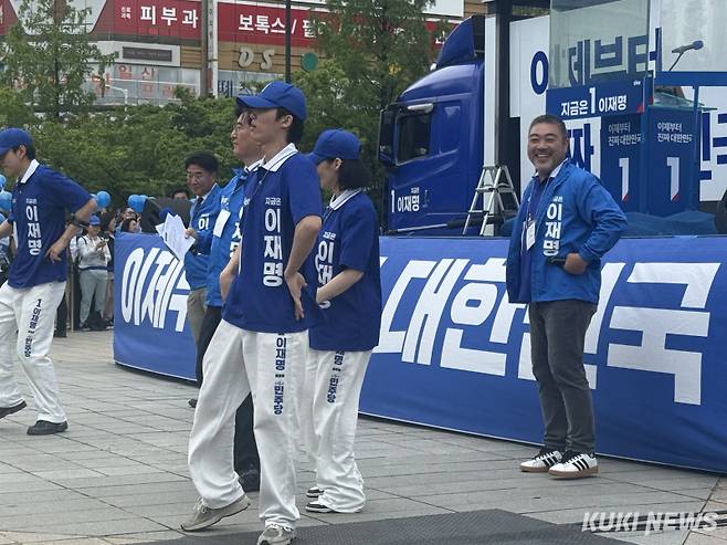 배우 이원종이 20일 오후 경기 고양시 일산 호수공원 이재명 후보 유세 현장에서 춤을 추고 있다. 송금종 기자