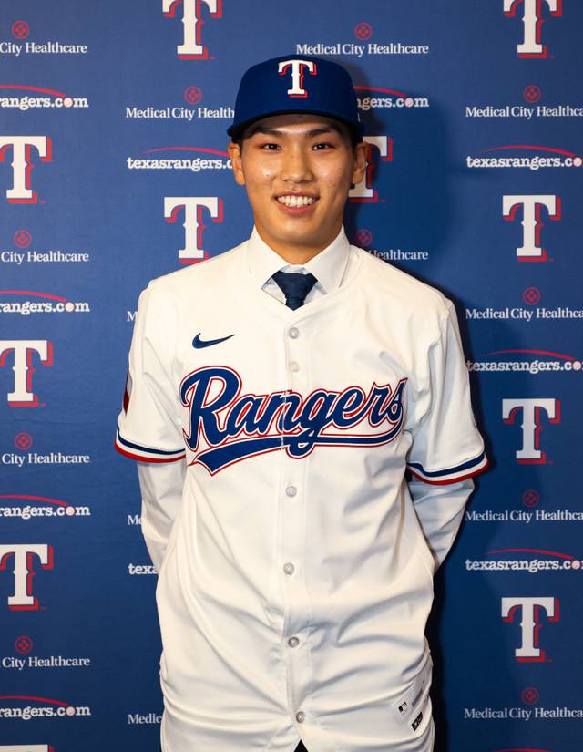 MLB 텍사스 레인저스에 입단한 김성준이 19일(한국시간) 미국 텍사스주 알링턴 글로브 라이브 파크에서 열린 입단식에서 유니폼을 입고 포즈를 취하고 있다. 텍사스 구단은 투타 겸업을 하는 이도류로 김성준을 육성할 계획이다. 리코스포츠에이전시 제공
