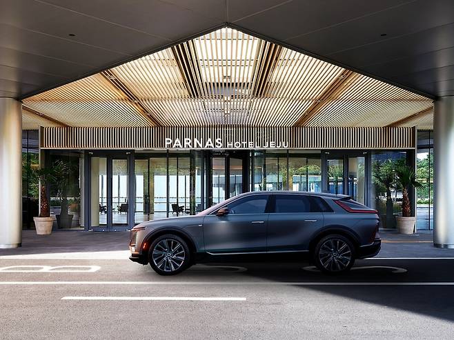 파르나스 호텔 제주가 캐딜락과 협업해 전기 SUV ‘리릭’ 시승이 포함된 ‘캐딜락 럭셔리 드라이빙 익스피리언스’ 패키지를 내놓았다. / 사진=파르나스 호텔 제주