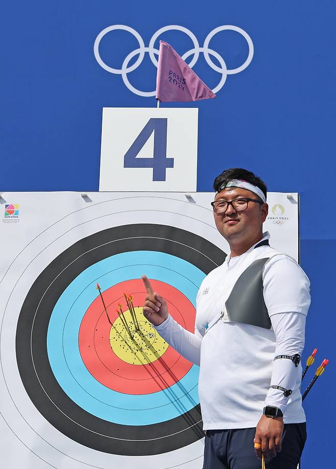 지난해 7월 25일(현지시간) 프랑스 파리 레쟁발리드에 마련된 양궁 경기장에서 열린 2024 파리올림픽 양궁 남자 개인전 랭킹 라운드서 총점 686점으로 1위를 차지한 김우진이 자신의 과녁 앞에서 기념촬영하고 있다. <연합뉴스>