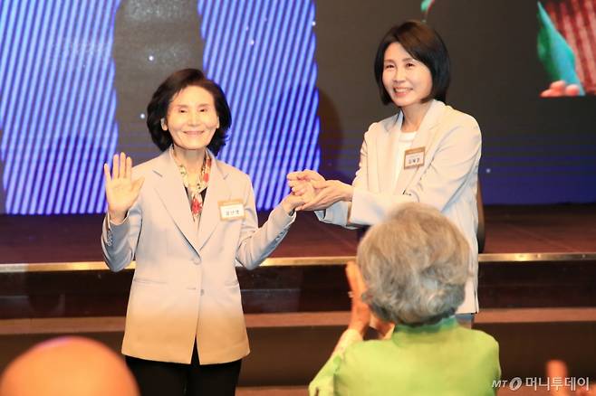 (서울=뉴스1) = 이재명 더불어민주당 대통령 후보의 부인 김혜경(오른쪽) 여사와 김문수 국민의힘 대통령 후보의 부인 설난영 여사가 지난 12일 서울 중구 신라호텔에서 열린 중앙신도회 창립 70주년 기념식에 참석해 손을 잡고 있다. (조계종 제공. 재판매 및 DB 금지) 2025.5.13/뉴스1 Copyright (C) 뉴스1. All rights reserved. 무단 전재 및 재배포, AI학습 이용 금지. /사진=(서울=뉴스1)