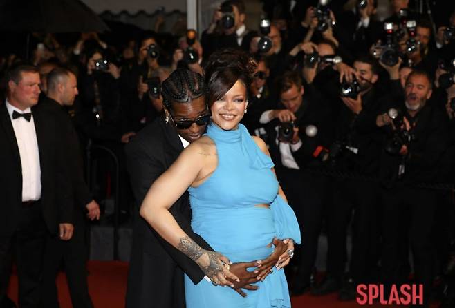 팝스타 리한나가 만삭의 몸으로 칸 영화제 레드카펫을 밟았다. /사진=Splash News