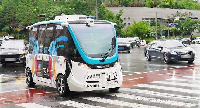 수원시 영통구 광교지구 중심지를 시험 운행 중인 자율주행 차량이 정지 신호에 정차하는 모습. /사진제공=수원시