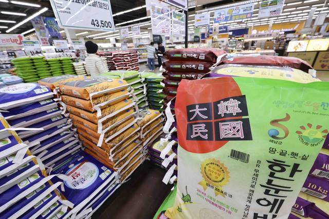 일본서 ‘먹어주는’ 한국쌀 일본 쌀 가격이 폭등하며 한국 쌀 수입이 늘어나고 있는 가운데, 지난달 22일 서울 서초구 농협 하나로마트 양재점에 쌀이 진열돼 있다. 뉴시스