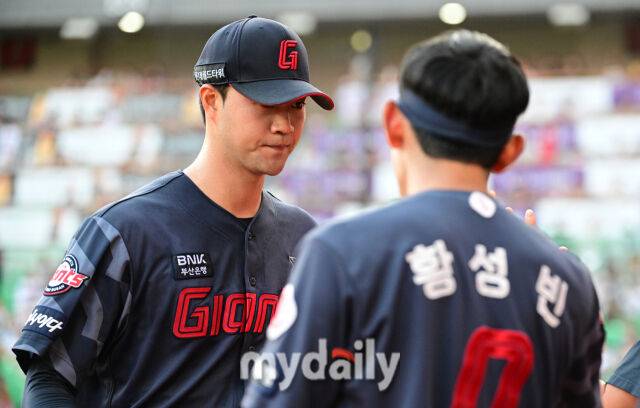 2024년 7월 30일 인천 SSG랜더스필드에서 '2024 신한 SOL Bank KBO리그, 롯데 자이언츠와 SSG 랜더스의 경기가 열렸다. 롯데 선발투수 윤성빈이 1회말 2실점 한 뒤 아쉬워하며 더그아웃으로 들어가고 있다./마이데일리