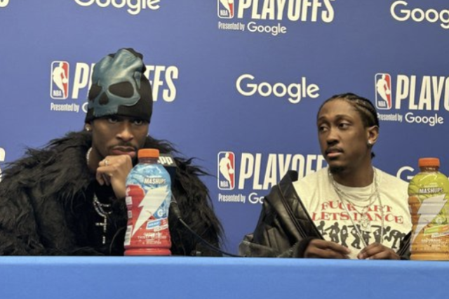 욕설이 적힌 티셔츠를 착용한 제일런 윌리엄스(오른쪽). /X