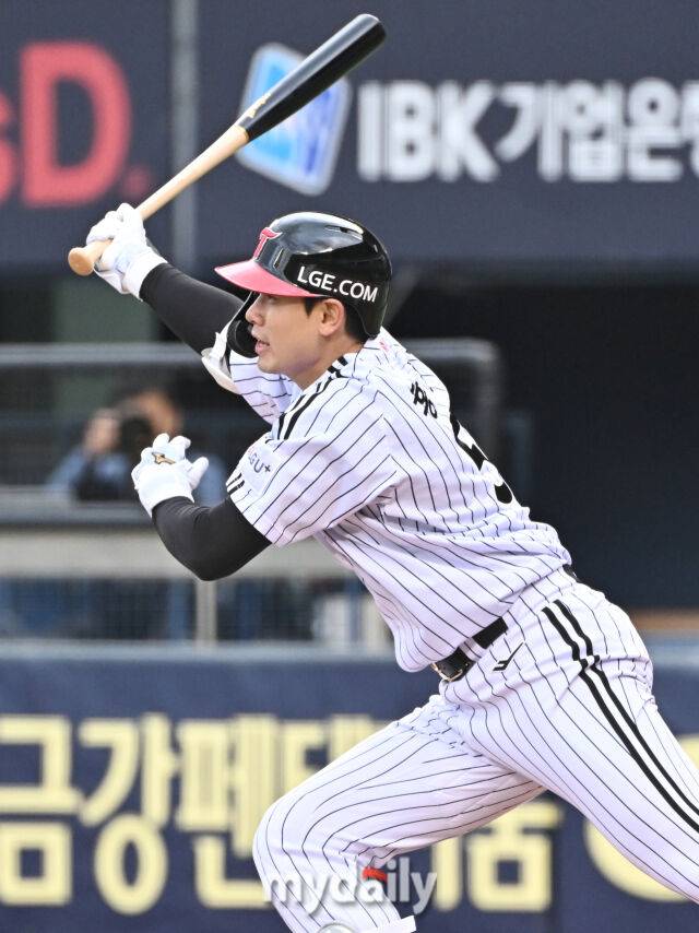 3일 오후 서울 잠실야구장에서 진행된 '2025 프로야구 KBO리그' LG트윈스와 SSG랜더스의 경기. LG 홍창기가 3회말 1사 1루서 안타를 치고 있다./마이데일리
