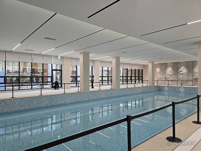 메이플자이 커뮤니티시설 클럽자이안에 위치한 수영장. 홍승희 기자