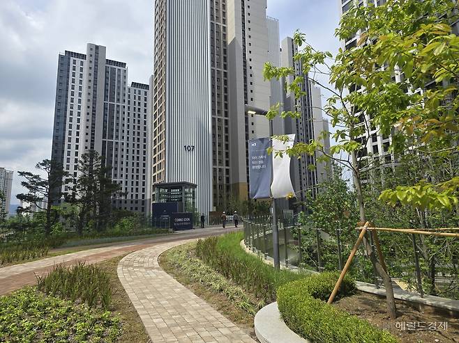 메이플단지 내 1단지와 2단지를 연결하는 통로. 홍승희 기자