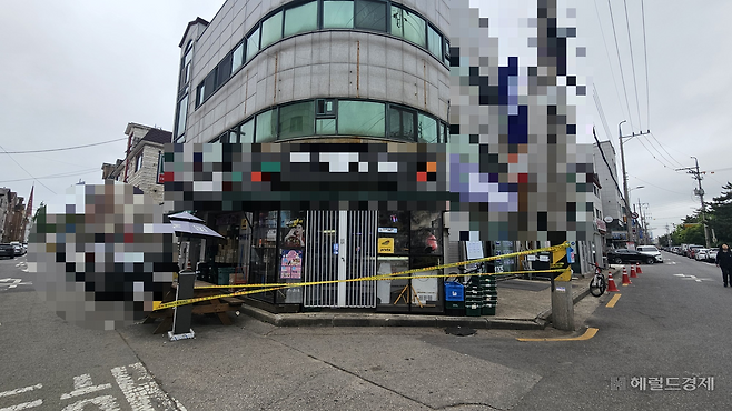 시흥 흉기 살인 사건 용의자인 차철남이 19일 오전 자신의 주거지 인근 편의점 주인인 60대 여성에게 흉기를 휘둘러 상해를 입혔다. 박지영 기자.