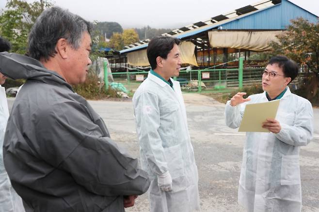 가축 사육 농가를 찾아 방역 상황을 점검하고 있는 김진태 강원도지사. 강원도 제공