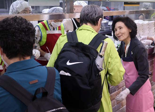 국민의힘 김문수 대선후보 부인 설난영 씨가 20일 오전 서울시립 은평노인종합복지관을 방문, 배식 봉사를 하고 있다. 국민의힘 제공