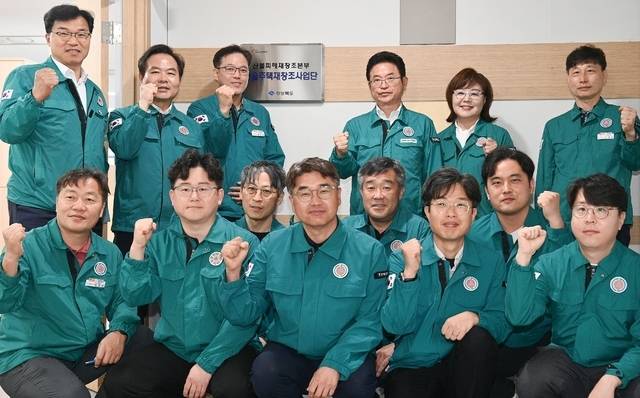 이철우 경상북도지사(뒷줄 오른쪽 세번째), 김학홍 행정부지사(뒷줄 왼쪽 두번째) 등이 19일 ‘산불피해재창조본부’ 마을주택재창조사업단(TF) 현판식을 하며 혁신적인 재건을 다짐하고 있다. 경북도