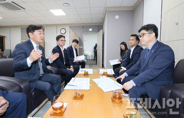 ▲김관영 전북지사가 19일 세종시 정부 주요 부처를 방문해 2026년도 국가예산 확보를 위해 부처 관계자들과 면담하며 전북 전략사업의 국비 반영을 적극 요청하고 있다. ⓒ전북특별자치도 제공