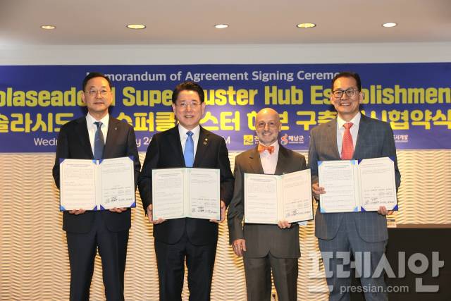 ▲솔라시도 AI 슈퍼 클러스터 허브 구축 업무협약식. 왼쪽부터 명현관 해남군수, 김영록전남도지사, 아민바드르엘딘 퍼힐스 공동의장, 고형권 BS산업 부회장ⓒ해남군