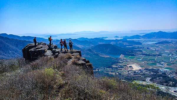 조망바위 멀리 노승산과 소등섬이 보인다.