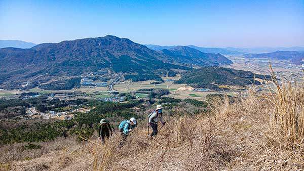 가파른 사자산 들머리, 등 뒤로 억불산이 보인다.