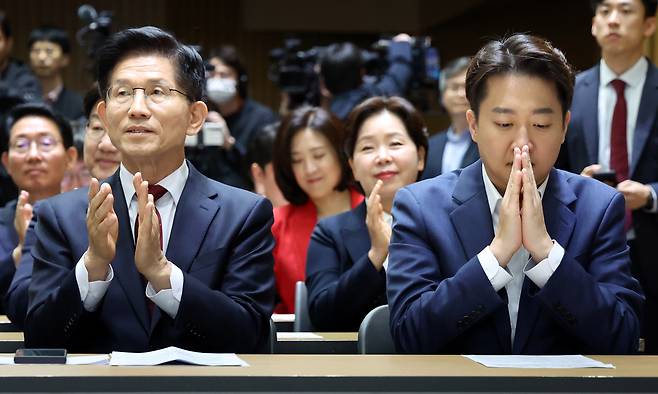 김문수 국민의힘 대선 후보(왼쪽), 이준석 개혁신당 대선 후보가 지난 19일 서울 중구 서울시청에서 열린 '약자와 동행하는 서울' 토론회에 참석해 박수를 치고 있다. 뉴시스