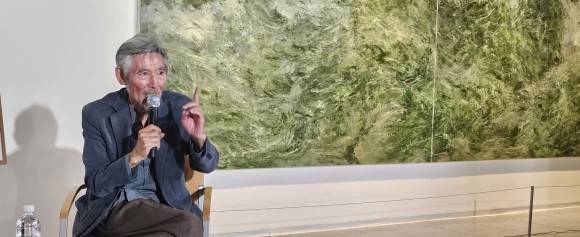 강요배 화백이 지난 19일 제주도립미술관에서 열린 ‘역사화의 새 지평: 시대를 보다’ 기획전시 기념 대담에서 자신의 작품세계를 설명하고 있다. 제주 강동삼 기자