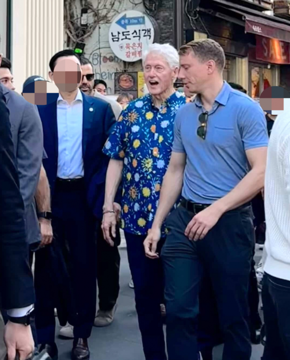 인사동에서 목격된 빌 클린턴 - 빌 클린턴 전 미국 대통령이 한국을 방문 중인 것으로 전해졌다. 20일 정부 소식통에 따르면 클린턴 전 대통령은 최근 비공개로 한국을 찾았다. 이날 SNS에는 클린턴 전 대통령을 광화문 등지에서 목격했다는 글이 다수 게시되기도 했다. 사진은 지난 18일 인사동에서 목격된 클린턴 전 대통령. 2025.5.20 연합뉴스(김예림씨 제공)