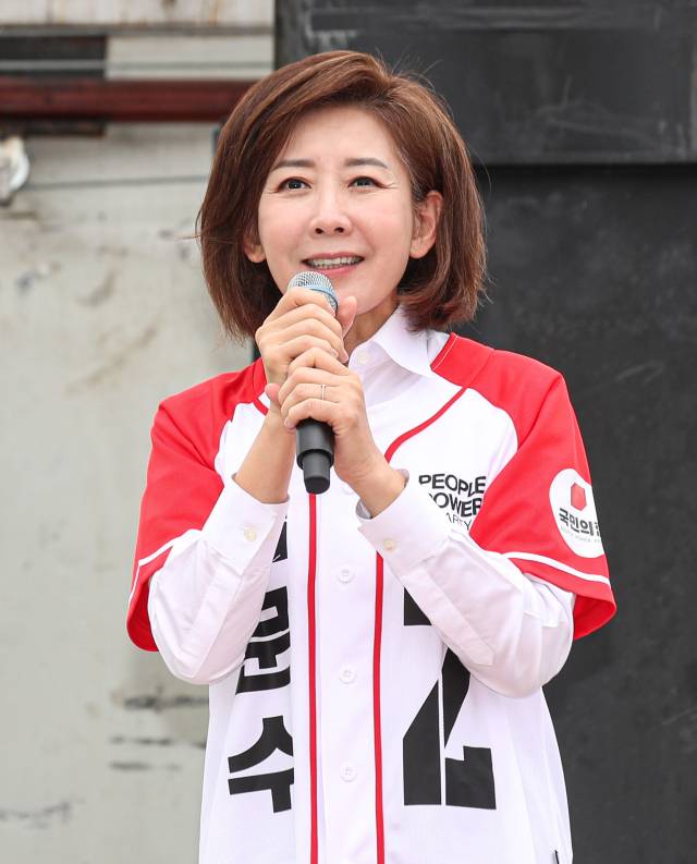 국민의힘 나경원 의원이 지난 16일 오전 경기 화성시 동탄센트럴파크에서 시민들에게 인사를 하고 있다. 화성=성형주 기자