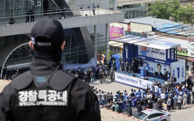 이재명 더불어민주당 대선 후보가 13일 경북 구미시 구미역광장에서 유권자들에게 지지를 호소하고 있는 가운데 경찰특공대가 이 후보 주변을 경계하고 있다. 구미=오승현 기자 2025.05.13