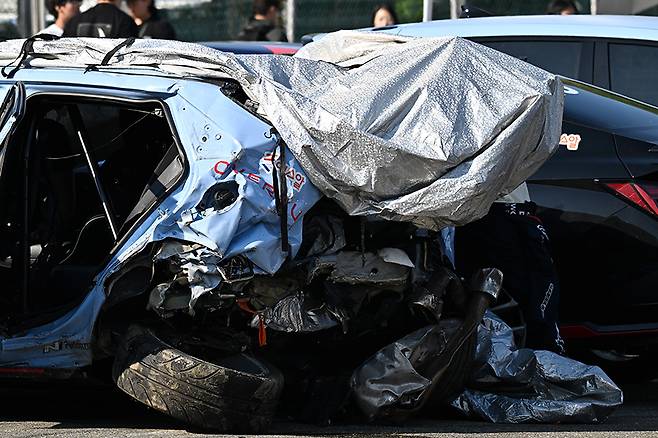N2 마스터즈 결승 중 사고로 많은 차량들이 파손됐다. 사진: 김학수 기자