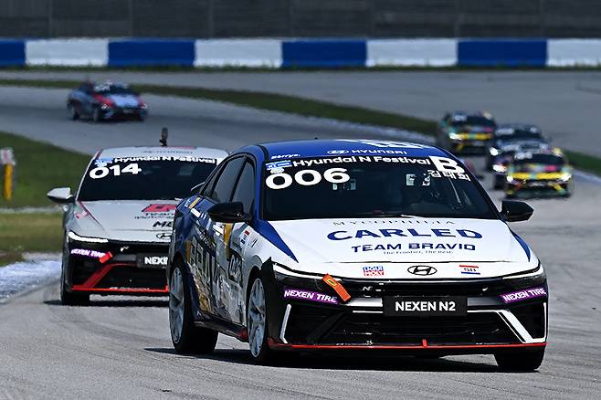 브라비오 김태희의 뒤를 쫓는 김택준. 사진: 김학수 기자