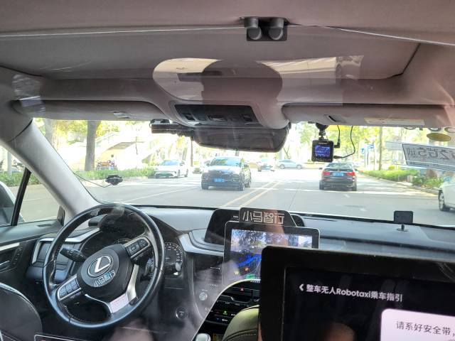 중국 선전시에서 포니.AI의 무인 로보택시가 뒷좌석에 승객을 태우고 실제 도로를 운행하고 있다. 심기문 기자