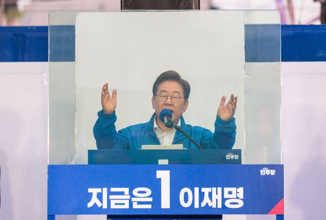 이재명 더불어민주당 대선 후보가 19일 서울 마포구 홍대거리에서 방탄유리가 설치된 유세차량에 올라 지지를 호소하고 있다. 오승현 기자