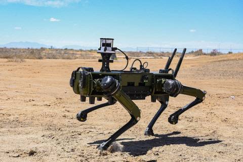미국 고스트로보틱스의 사족 보행 로봇 ‘비전 60’이 사막 위를 걷고 있다. 사진 제공=케이알엠
