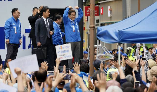 이재명 더불어민주당 대선 후보가 제21대 대통령선거 재외국민투표가 시작된 20일 경기 의정부시 태조이성계상 앞에서 지지를 호소하고 있다. 의정부=오승현 기자