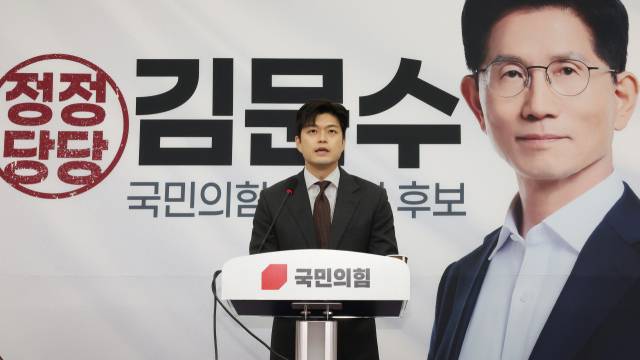김용태 국민의힘 비상대책위원장이 20일 서울 여의도 국회에서 긴급 기자회견을 열고 대통령 후보 배우자 TV 토론을 제안하고 있다. 연합뉴스