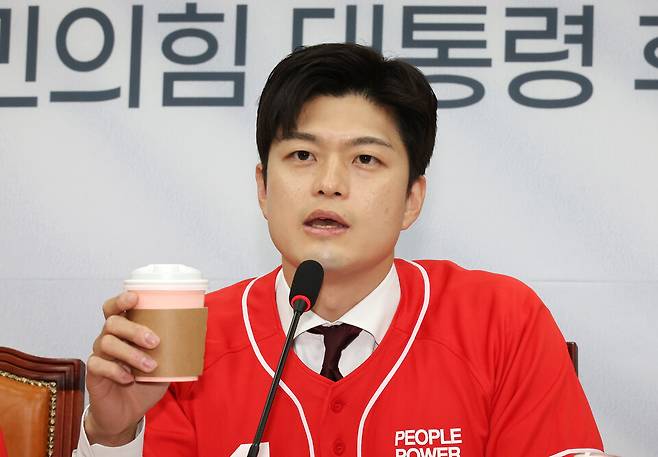 김용태 국민의힘 비상대책위원장이 지난 19일 국회에서 열린 중앙선거대책위원회 회의에서 "어떤 분이 커피를 8000원에서 1만원 받는데 원가가 120원이더라 했다. 커피 관련 소상공인이 폭리를 취하는 것처럼 들린다"라며 발언하고 있다. ⓒ연합뉴스