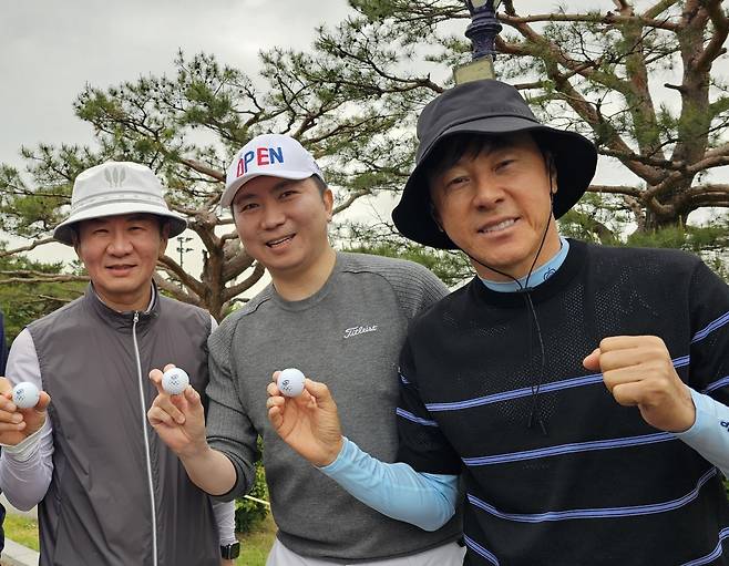 정몽규 대한축구협회(KFA) 회장과 유승민 대한체육회 회장, 신태용 KFA 부회장(왼쪽부터)이 19일 경기도 용인 코리아CC에서 열린 ‘2025 축구인 골프대회’를 시작하며 활짝 웃고 있다. 용인|사진공동취재단