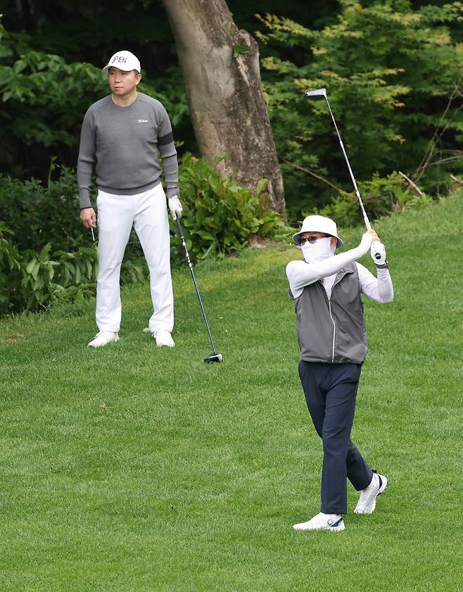 정몽규 대한축구협회 회장(오른쪽)이 19일 경기도 용인 코리아CC에서 개최된 ‘2025 축구인 골프대회’에서 샷을 날리자 유승민 대한체육회장이 지켜보고 있다. 용인|사진공동취재단